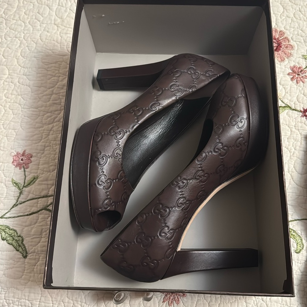 Gucci brown heels size 37.5 or 7.5. With box & dust bag